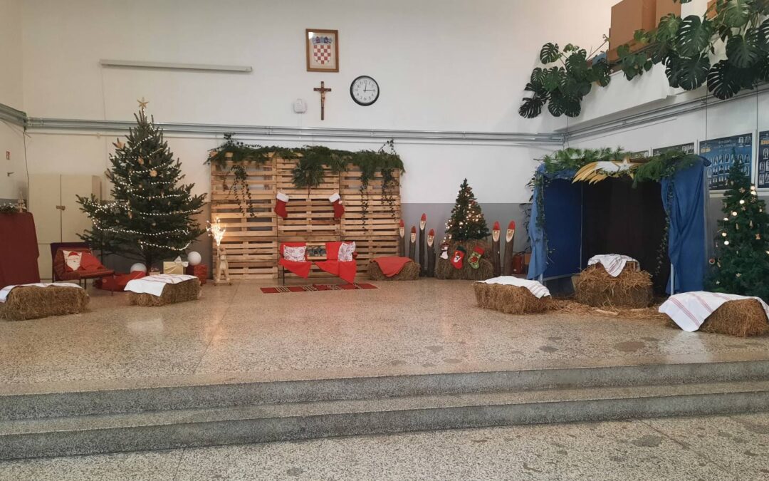 PRIPREMNE RADNJE ZA NADOLAZEĆE BLAGDANE U ŠKOLSKOM HOLU