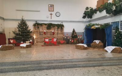 PRIPREMNE RADNJE ZA NADOLAZEĆE BLAGDANE U ŠKOLSKOM HOLU